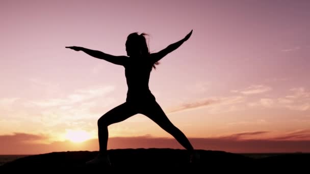 日出和瑜伽与一个女人在户外的大自然与五彩斑斓的天空背景 与一位女性瑜伽修习普拉提 以促进精神健康 安宁或平衡 — 图库视频影像