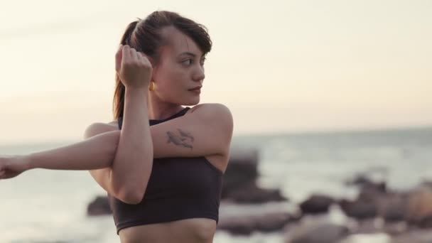 Kobieta Plaży Rozciągające Ramiona Jogi Fitness Świeże Powietrze Ocean Ciała — Wideo stockowe