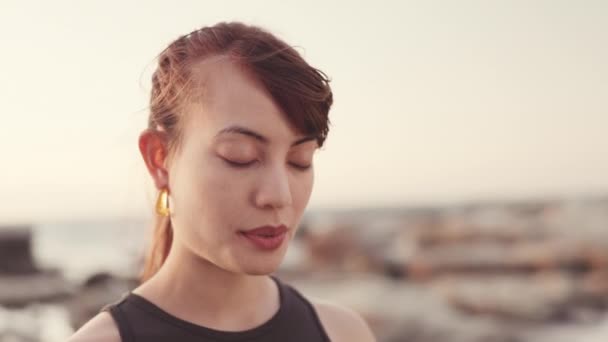 Meditation Andning Och Zen Med Kvinna Stranden För Andlighet Mindfulness — Stockvideo