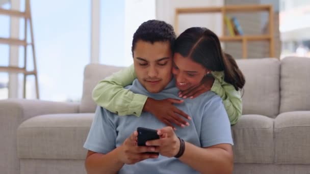 Amor Abrazo Pareja Teléfono Celular Sala Estar Navegando Las Redes — Vídeos de Stock
