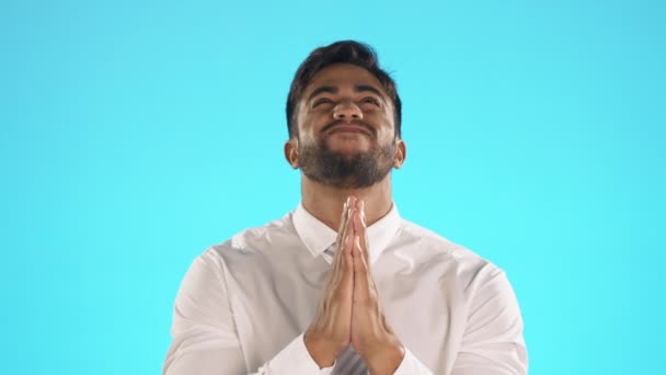 Esperanza Oración Dedos Cruzados Con Indio Estudio Para Desear Preocuparse — Vídeos de Stock