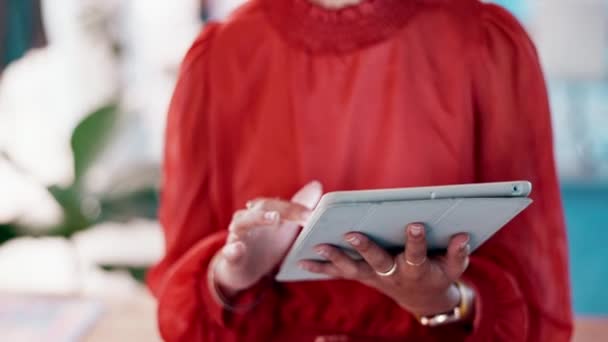 Rolagem Conexão Mãos Uma Mulher Com Tablet Para Comunicação Site — Vídeo de Stock