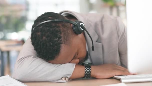 Hombre Negro Cansado Centro Llamadas Dormir Escritorio Burnout Insomnio Estrés — Vídeos de Stock