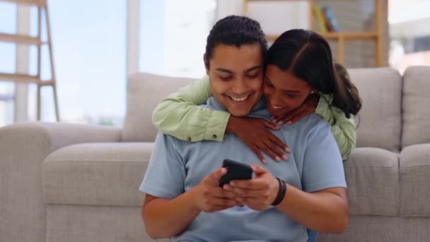 Miłość Przytulanie Para Przez Telefon Salonie Przeglądająca Media Społecznościowe Lub — Wideo stockowe
