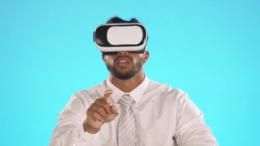 VR, sanal gerçeklik ve stüdyodaki iş adamı mavi arka planda izole edilmiş. Metaverse, 3D ve erkek profesyonel fütüristik teknolojiye sahip, ai veya oyun için kulaklık, web tarayıcı veya siber fantezi