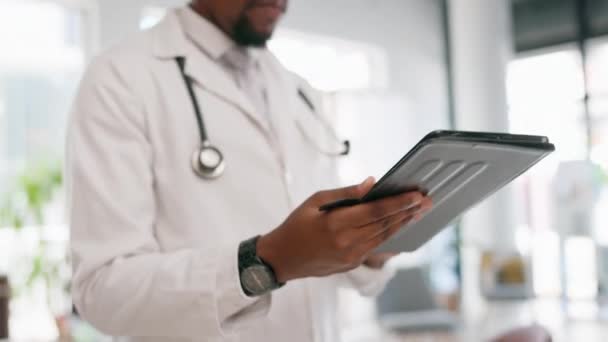 Hombre Negro Feliz Médico Tableta Investigación Salud Comunicación Telesalud Hospital — Vídeo de stock