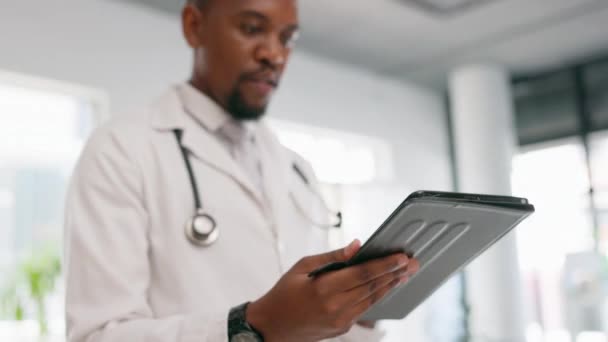 Doutor Homem Negro Feliz Rosto Com Tablet Para Revisão Médica — Vídeo de Stock