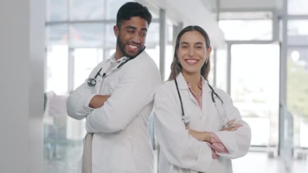 Врач Счастливая Команда Здравоохранение Скрещенное Лицо Руки Уверенность Больнице Профессиональной — стоковое видео