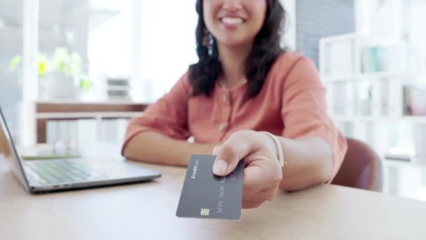 Mujer Portátil Manos Con Tarjeta Crédito Para Comercio Electrónico Compras — Vídeos de Stock