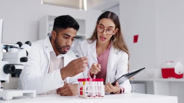 Wetenschappers Team High Five Bloedmonster Met Tablet Een Laboratorium Voor — Stockvideo