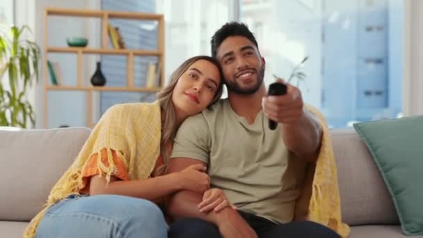 夫妻一起看电视 放松拥抱 在家里的质量时间 电影和遥控流媒体服务 伴侣关系和男人与女人在沙发上的关系 种族间关系和关心 — 图库视频影像