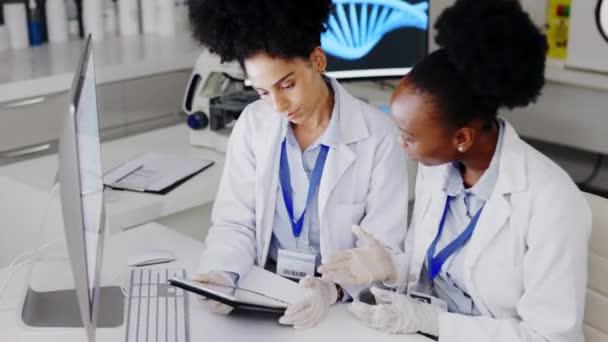 Tablety Plánování Ženy Laboratoři Pro Vědu Výzkum Farmaceutické Diskuse Zdravotničtí — Stock video