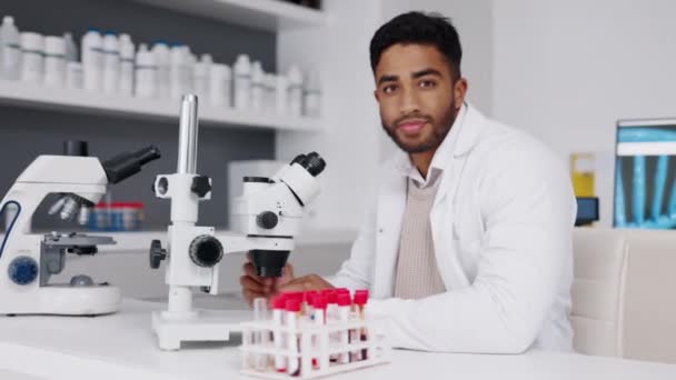 Wetenschapper Man Gezicht Microscoop Bloedmonster Een Laboratorium Voor Medisch Onderzoek — Stockvideo