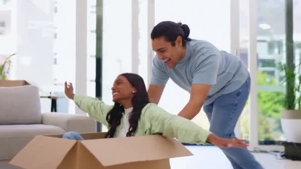 Переезд Коробка Домовладелец Пара Играют Вместе Гостиной Своего Нового Дома — стоковое видео