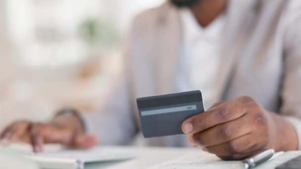 Szczęśliwy Czarny Człowiek Twarz Ręce Karty Kredytowej Zakupy Online Commerce — Wideo stockowe