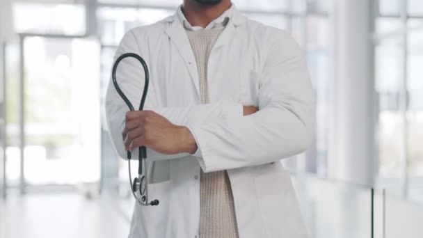 Médico Hombre Brazos Cruzados Confianza Orgullo Con Atención Médica Cirujano — Vídeo de stock