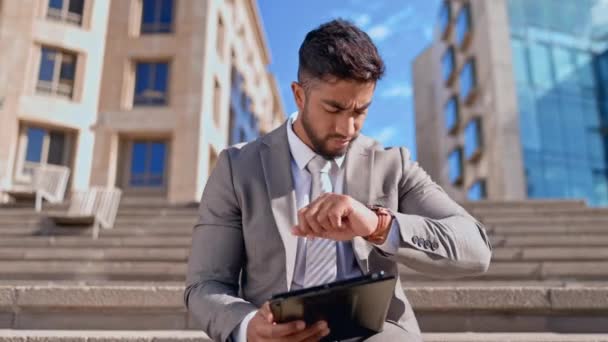 Üzletember Városi Lépcső Tabletta Gondolkodás Mosoly Vagy Ellenőrizze Időt Kommunikáció — Stock videók