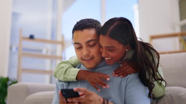 Amor Abrazo Pareja Sofá Smartphone Redes Sociales Con Elección Conexión — Vídeos de Stock