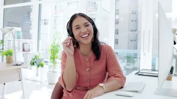 アジアの女性 テレマーケティング カスタマーサービス オフィスデスクでのサポートのためのコールセンターと笑顔 幸せとフレンドリーな女性コンサルタントやエージェントの肖像は ヘッドセットマイクで笑顔お問い合わせ — ストック動画