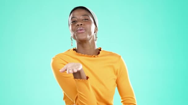 Cara Mujer Negra Soplando Beso Fondo Para Amor Cuidado Coqueteo — Vídeos de Stock