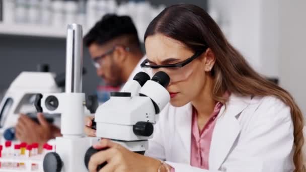 Wetenschap Ontdekking Wetenschapper Met Microscoop Lab Werken Aan Experiment Test — Stockvideo