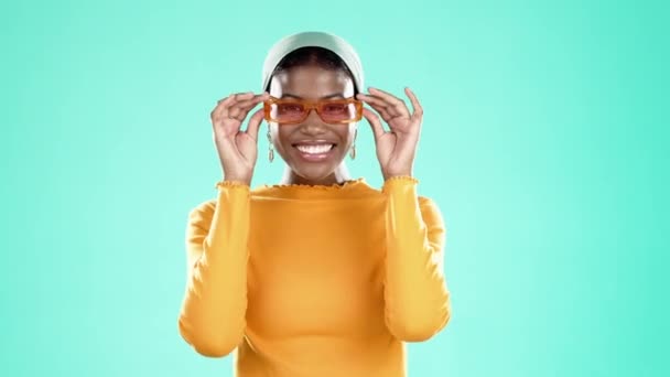Wink Zonnebril Mode Met Zwarte Vrouw Studio Voor Visie Vertrouwen — Stockvideo