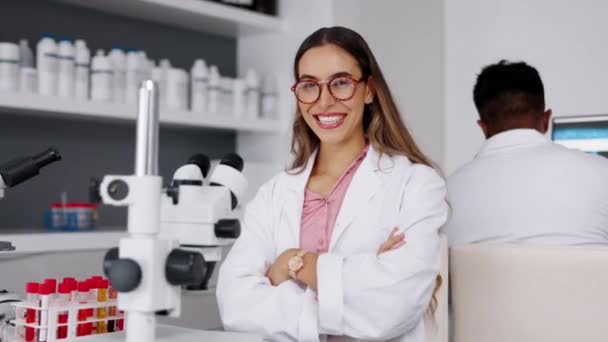 Šťastný Vědec Žena Tvář Vzorek Krve Laboratoři Pro Lékařskou Zprávu — Stock video