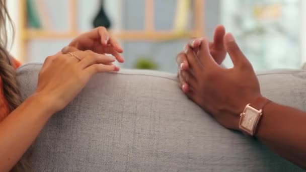 Kærlighed Støtte Par Holder Hænder Sofaen Kvalitetstid Limning Kærlig Hengivenhed – Stock-video