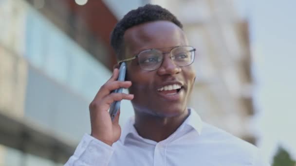 Appel Téléphonique Homme Affaires Noir Parlant Ville Bavardant Parlant Contact — Video