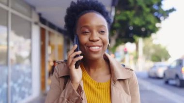 Telefon görüşmesi, kahkaha ve iş için şehirde siyahi bir kadınla iletişim kurmak ve işe gitmek için. Şehir merkezinde bir kadınla iletişim, eğlence ve sabah sohbet, bağlantı ve rahatlama için..