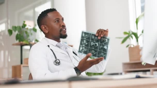 Chamada Vídeo Digitalização Homem Negro Falando Médico Consulta Para Diagnóstico — Vídeo de Stock