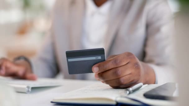 Siyahi Adam Eller Kredi Kartı Ekommerce Online Alışveriş Ofis Masasından — Stok video