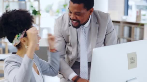 Siyahi Kadın Erkek Bilgisayarla Başlayan Ofiste Alkış Kazanma Takım Çalışması — Stok video