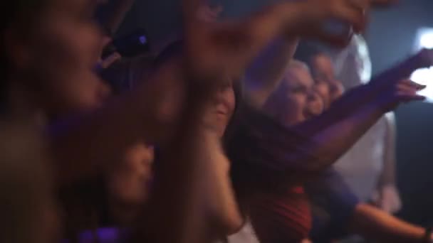 Konser Şarkı Söyleyen Kız Canlı Performans Için Dans Eden Kalabalık — Stok video