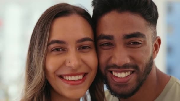 Πρόσωπο Selfie Και Ζευγάρι Κινείται Νέο Σπίτι Μαζί Χαρούμενος Και — Αρχείο Βίντεο