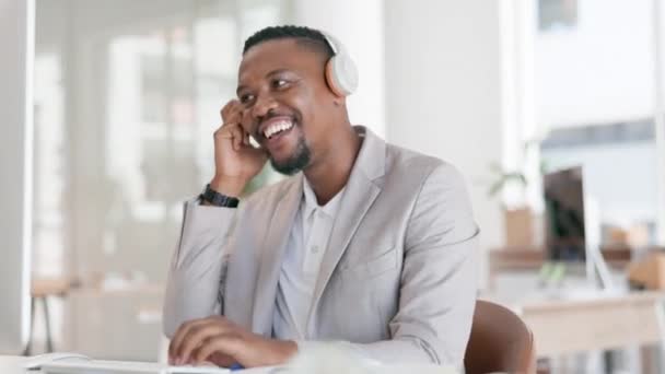 オフィスライティングのダンス 黒人男性は 楽しく広告提案に取り組んでいます ラジオ ポッドキャスト アフリカのビジネスマンは デスクでオンラインで踊りながら 幸せと陽気なストリーミング — ストック動画