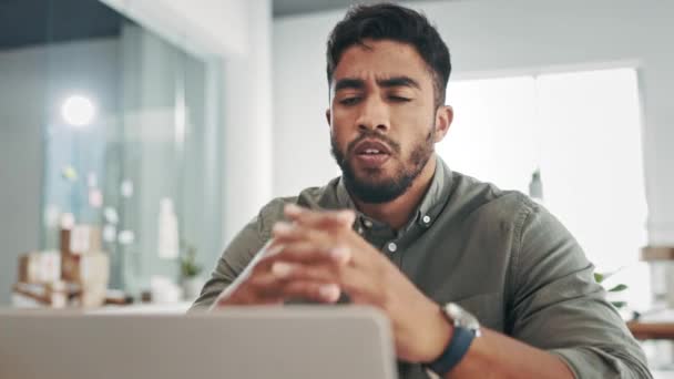 Stress Pensamento Homem Negócios Lendo Laptop Recebendo Más Notícias Comunicação — Vídeo de Stock