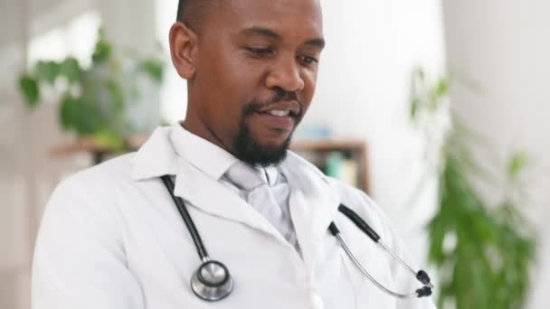 Doktor Siyahi Adam Bilgisayarda Tıbbi Araştırma Inceleme Sağlık Verileri Için — Stok video