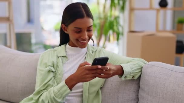 社交媒体和发短信给家中客厅沙发上的一个女人 让她在周末放松一下 有魅力的快乐女性在网上打字或聊天的联系人 手机和应用程序 — 图库视频影像