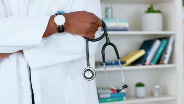 Doctor Sosteniendo Estetoscopio Brazos Cruzados Para Atención Médica Consultoría Medicina — Vídeo de stock