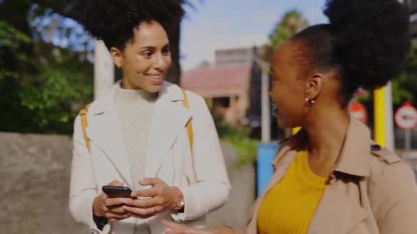 話をし 女性は 街を歩くと一緒に休憩 屋外と幸福を笑っている 女性旅行者 携帯電話を持つ女性や若者 外部とソーシャルメディアの接続 — ストック動画