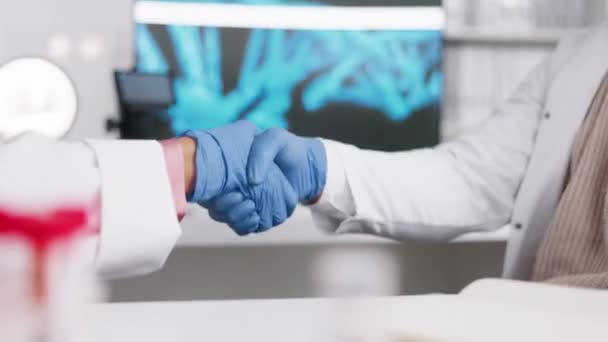 团队和科学家在实验室握手 寻求合作 谢谢大家 实验室里戴手套握手的科研人员的团队合作 专业和特写镜头 — 图库视频影像