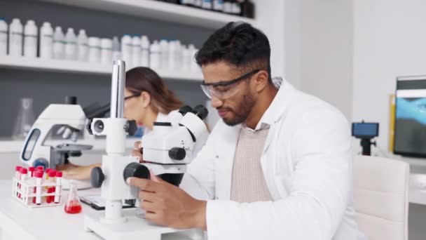 Boyun Ağrısı Tükenme Laboratuarda Bilim Adamı Mikroskopta Bitkinlik Araştırma Bilim — Stok video