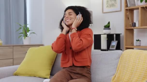 Woman Dancing Music Headphones Living Room Sofa Happiness Home Web — Stock Video