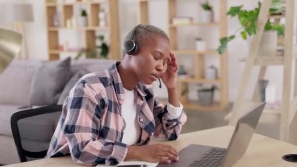 黑人女性 呼叫中心的员工 有笔记本电脑和头疼 有远程工作的压力和在家里办公室的挫败感 客户关系管理 客户支持和女性代理与疲劳 倦怠和联系我们 — 图库视频影像
