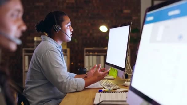 Crm Bilgisayar Çağrı Merkezinde Konuşan Adam Müşteri Desteğiyle Konuşuyor Danışıyor — Stok video