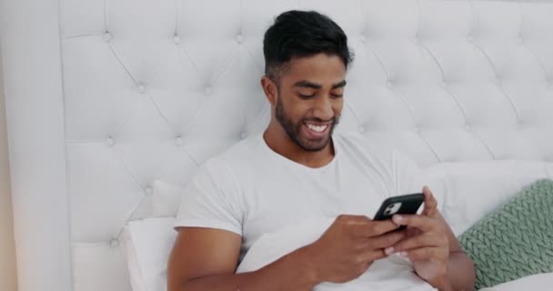 Szczęśliwy Mężczyzna Sms Komórkę Sypialni Dla Aplikacji Randkowej Online Czytanie — Wideo stockowe