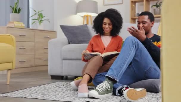 Schwarzes Paar Lesen Und Bücher Auf Dem Wohnzimmerboden Haus Mit — Stockvideo
