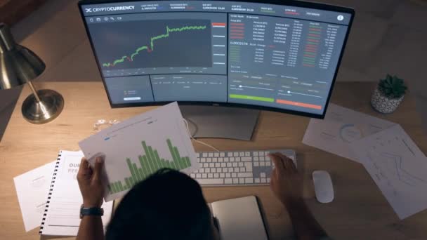Ночь Экран Компьютера Человек Анализа Данных Исследования Фондового Рынка Цифровых — стоковое видео