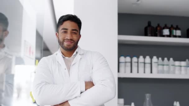 Científico Hombre Laboratorio Sonríen Con Los Brazos Cruzados Rostro Confianza — Vídeos de Stock